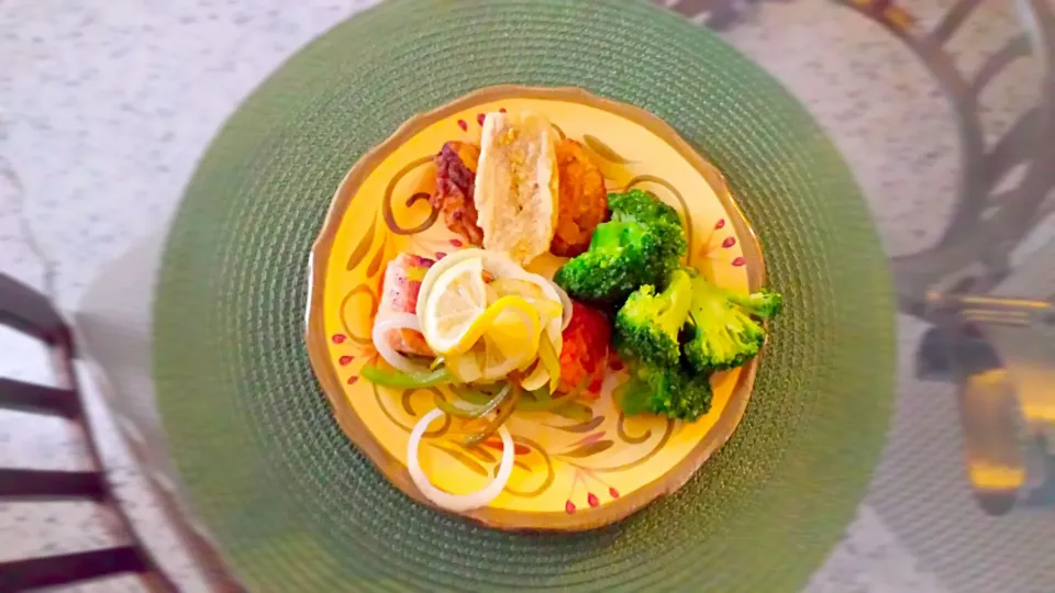 Snapdishの料理写真:filete de salmón al limon con vegetales salteados|Juno Escobarさん