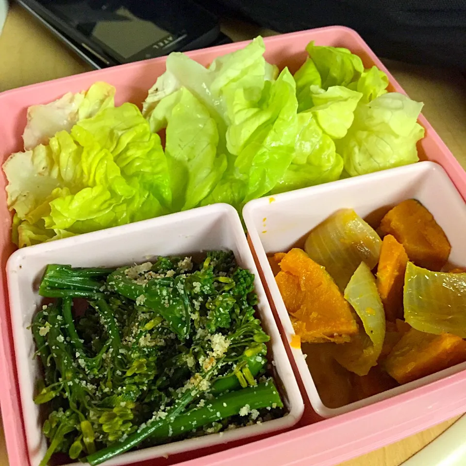 Butter lettuce with steamed broccoli and butternut squash|victoria valerioさん