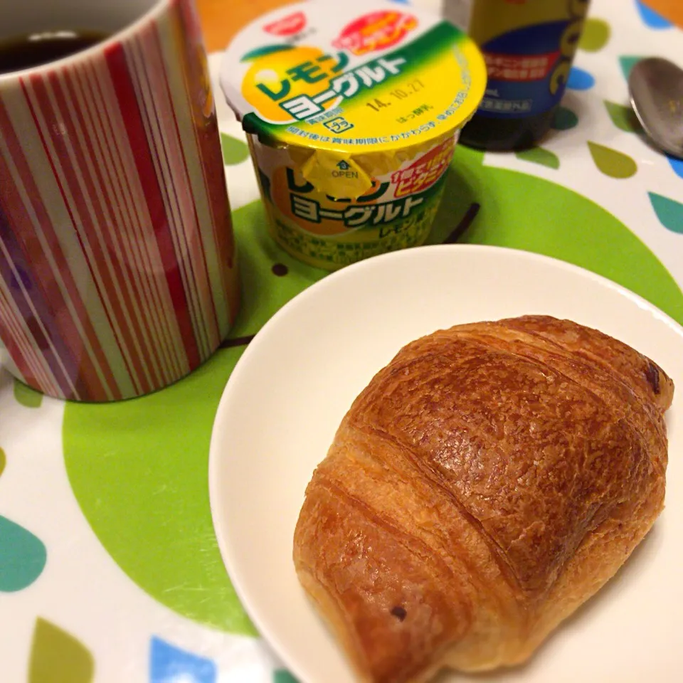 Snapdishの料理写真:チョコクロワッサン コーヒー レモンヨーグルト|さるさん