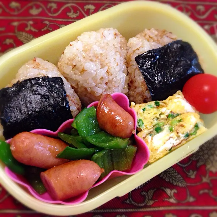 オリーブとおかかおむすび🍙とソーセージとピーマンの炒め物弁当|もえさん