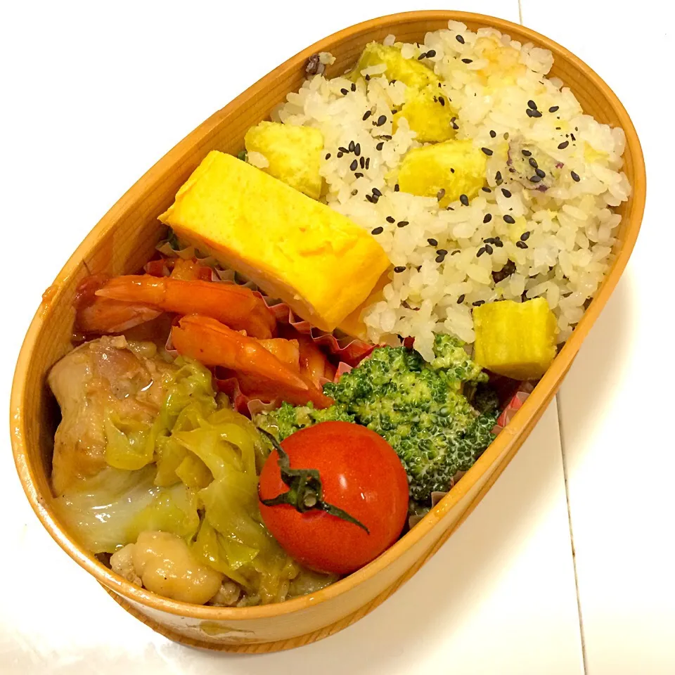 Snapdishの料理写真:今日のお弁当！サツマイモごはん、鶏肉とキャベツのオイスターソース炒め、エビのケチャップ炒め、ブロッコリーのマヨ柚子胡椒和え、卵焼きd(ﾟεﾟ*)|mamigoさん