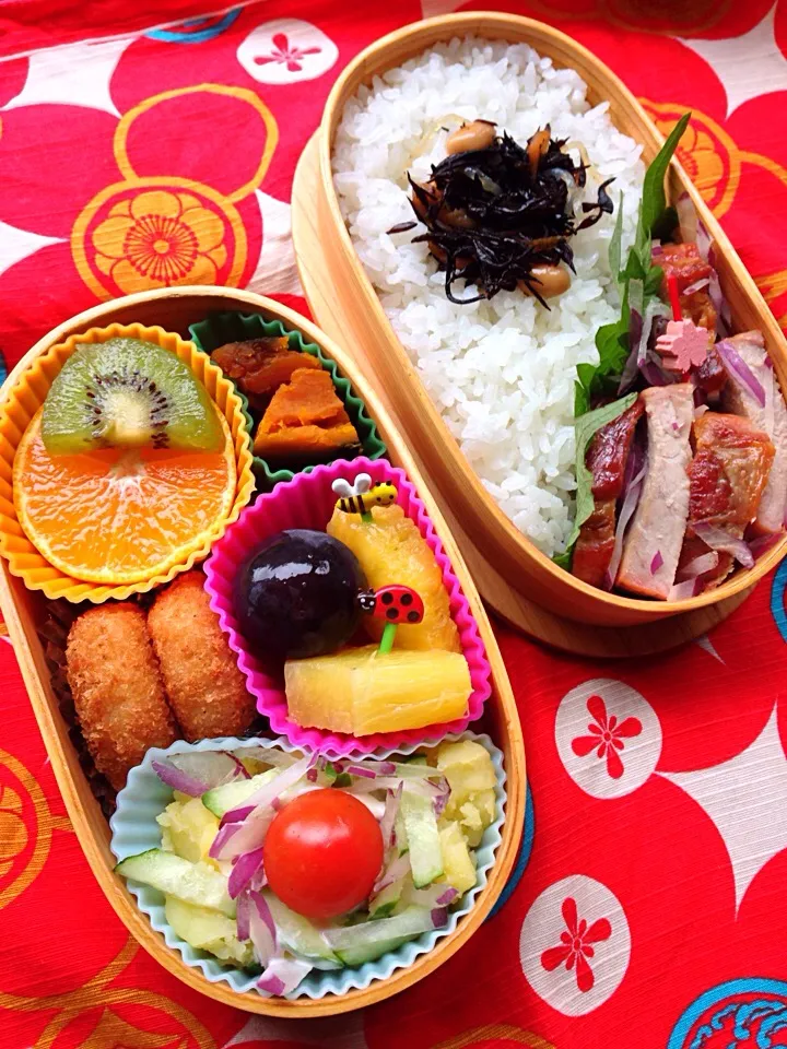 とうやのポテトサラダとカニクリームコロッケのお弁当(⊹＾◡＾)ノo.♡ﾟ｡*|Blueberry🫐さん