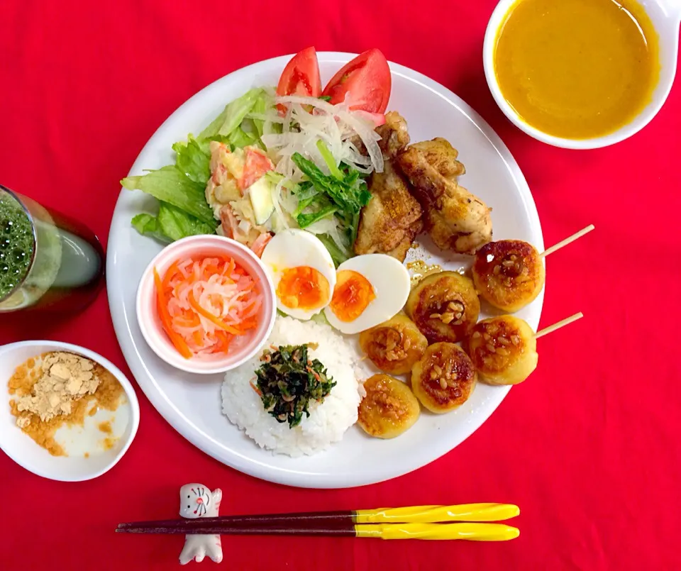 朝ごはんは勝負飯^o^串芋団子の三升漬けのせ．焼き手羽元カレー風味、ズッキーニ入りポテトサラダ、生酢、ごはんに大根葉とアミエビの佃煮のせ、かぼちゃスープ、きな粉ヨーグルト^_−☆|はみちゃんさん