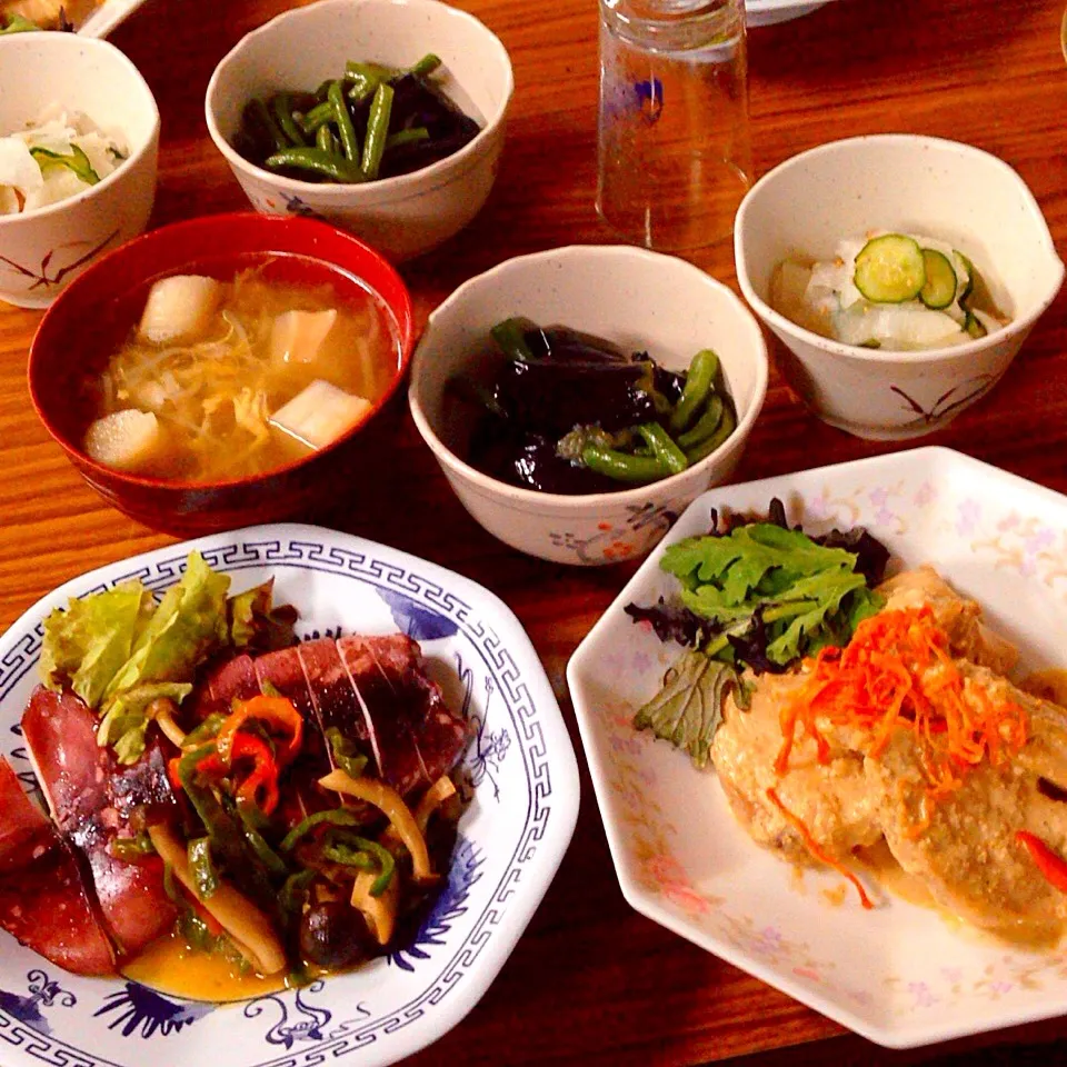 民宿の夜ご飯。イカに鳥肉、煮物に酢の物。|ドヒ キヨシさん