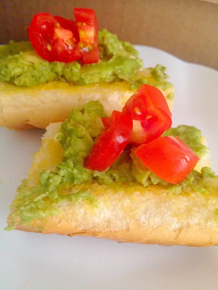 Avocado tomato bruschetta|Josie Yipさん