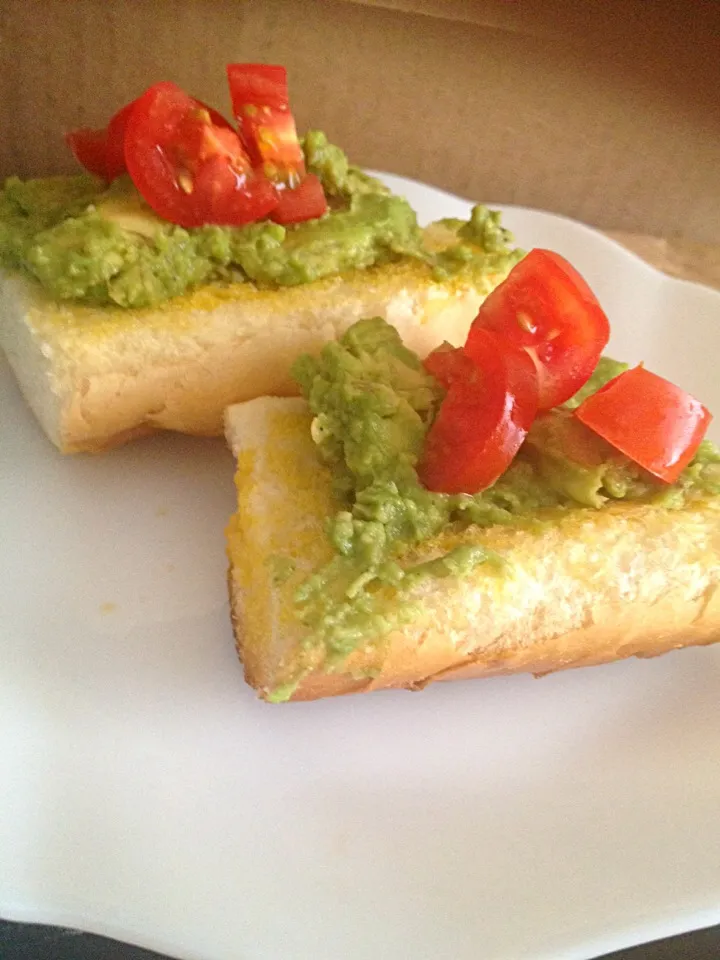 Snapdishの料理写真:Avocado tomato bruschetta|Josie Yipさん