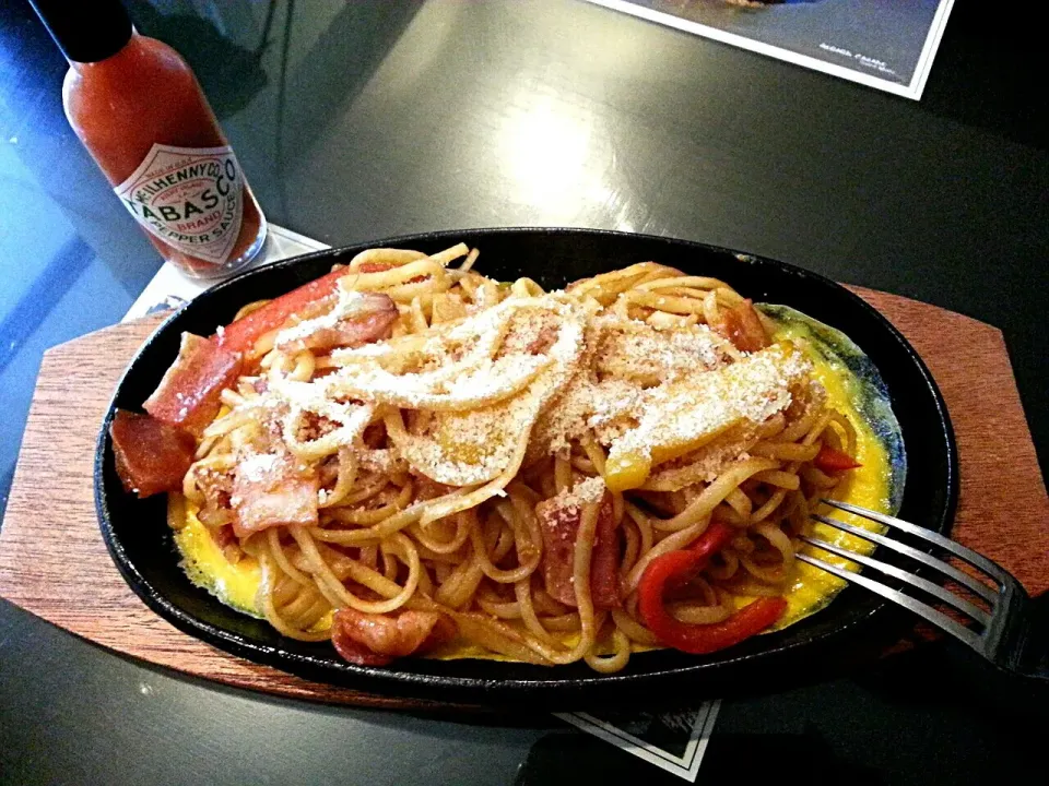 乾麺なのにモッチモチ♪　鉄板ナポリタン☆
This ketchup-flavoured version is known in Japan as 'spaghetti napolitan'. Although the name is derived from the Italian city of Naples, yo|BUBUさん