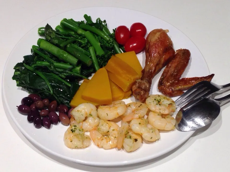 Snapdishの料理写真:Olive, spinach, baby broccoli, asparagus, tomato, pumpkin, garlic prawns & roasted chicken.|Julianne Ovieさん