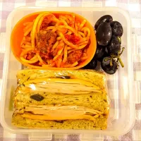 Prawn & Chorizo Spaghetti with Roast Chicken Sandwich and Purple Grapes|Esther Mozoさん