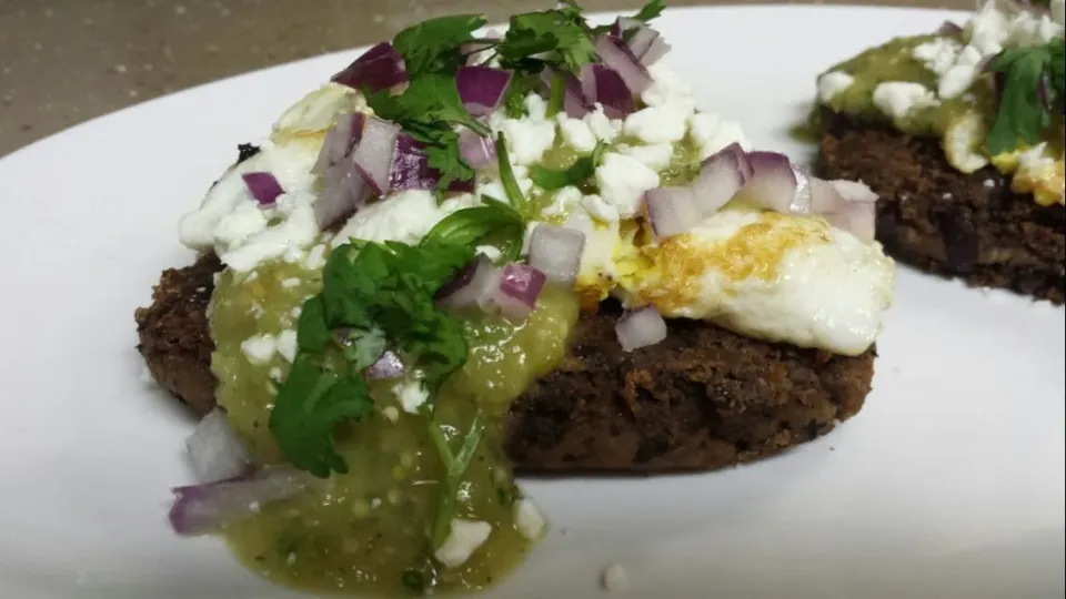 Black beans, fried egg, & tomatillo salsa #beans #tomatillo #salsa #Eggs|Culinary Kissesさん