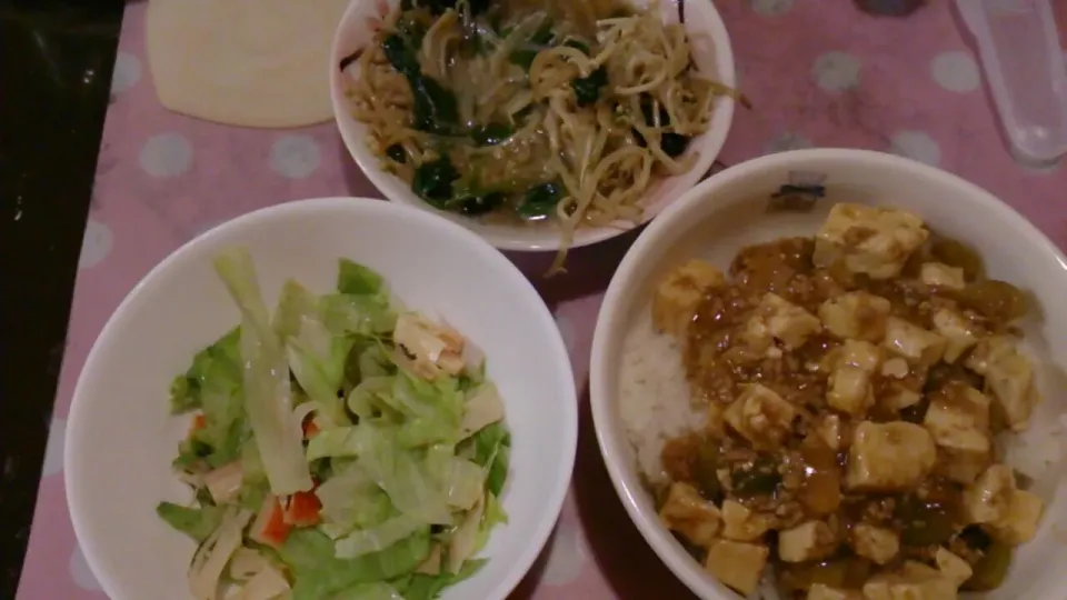 Snapdishの料理写真:10/22 麻婆豆腐丼、ほうれん草えのき、サラダ|クラキティさん