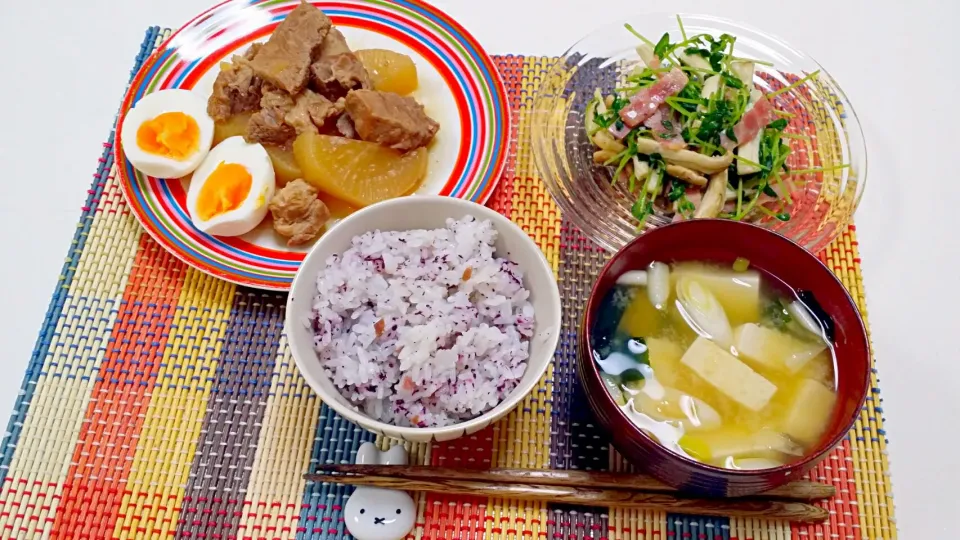 今日の夕食 豚の角煮、豆苗とエリンギの塩麹炒め、ゆかりごはん、豆腐とわかめの味噌汁|pinknari🐰🌈さん