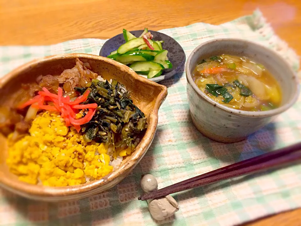 Snapdishの料理写真:三色丼、たこときゅうりの酢の物、根菜たっぷり春雨スープ、|mioさん