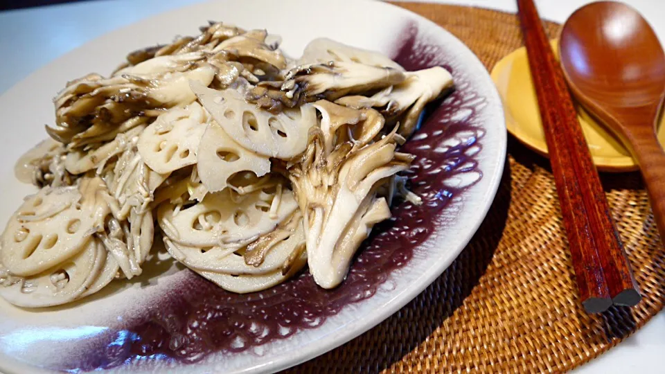 Yuka Nakataさんの料理 Stir fried mushrooms n lotus root w/ anchovy 蓮根と茸のアンチョビ炒め|麻紀子さん