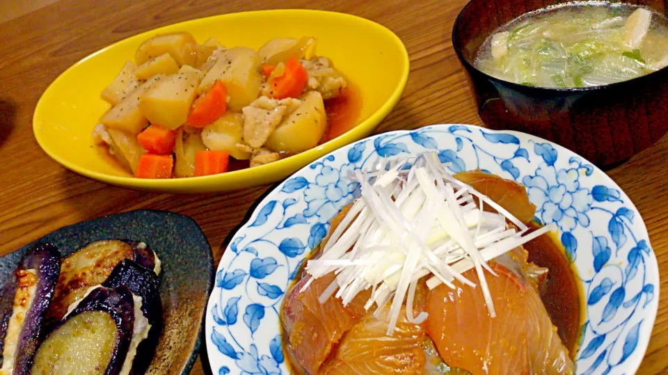 Snapdishの料理写真:・イナダの漬け
・肉じゃが
・茄子の挟み焼き(豆腐と鶏ミンチ)
・白菜葱揚げの味噌汁|ようかんさん