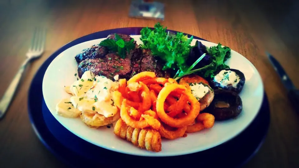 Sirloin steak, potato àu gratin, garlic roulé cheese on wild mushrooms with salad and fries.|Tommy Victor Spokes🍴🍝🍷さん