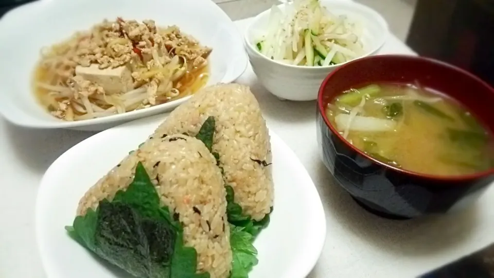 ｶﾆｶﾏ混ぜごはんのおにぎり～&
豆腐ともやしと鶏そぼろの煮物～
の晩ごはん✨|kaz(*･ω･)さん