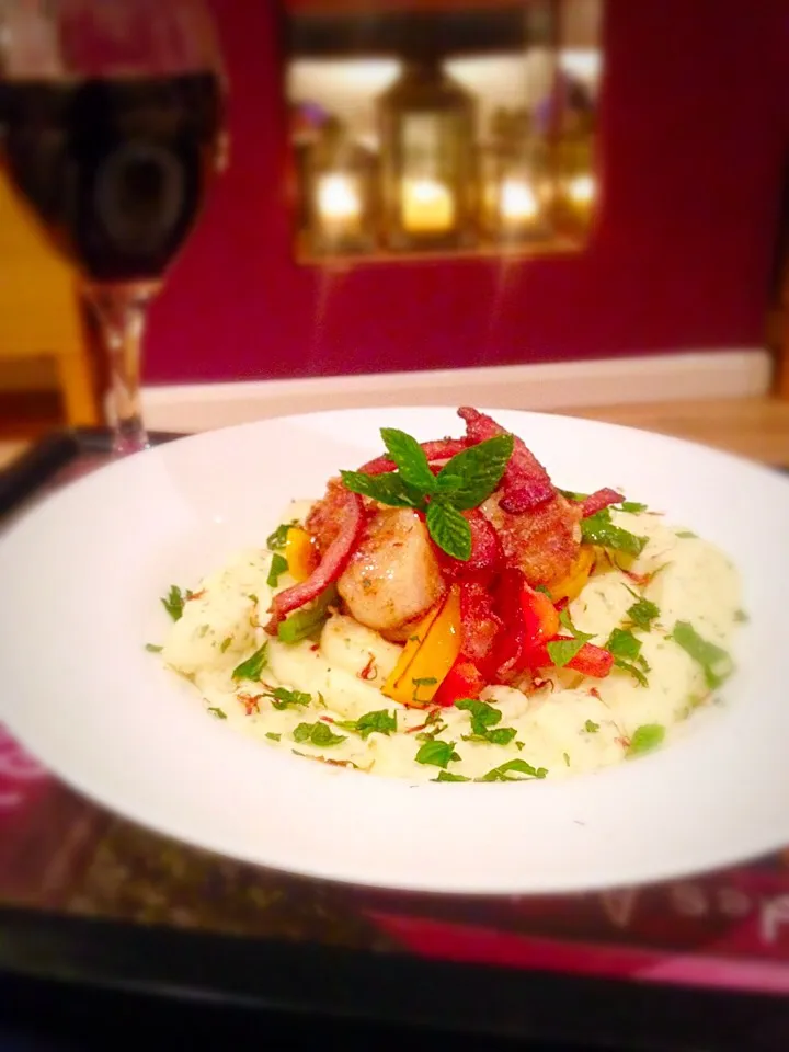 Garlic roulé cheesy mash potato, scollops, bacon bits and peppers.|Tommy Victor Spokes🍴🍝🍷さん