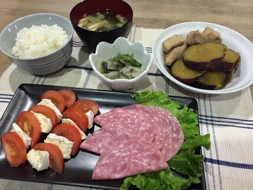 カプレーゼ風とハム・鶏肉とサツマイモ煮物・キャベツ胡麻和え・しめじワカメ味噌汁|まーままさん