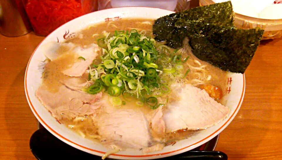 久留米ラーメン くるめや＠新橋
ラーメン 中 750円
#ラーメン #東京都港区 #新橋駅 #内幸町駅|しんたたさん