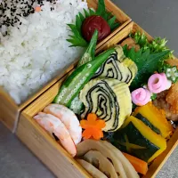 Snapdishの料理写真:《木曜日のお弁当》🍱

・鶏の唐揚
・かぼちゃの煮物
・だし巻き玉子海苔入り
・蓮根の甘辛
・ボイルエビ

行ってらっしゃい～♡