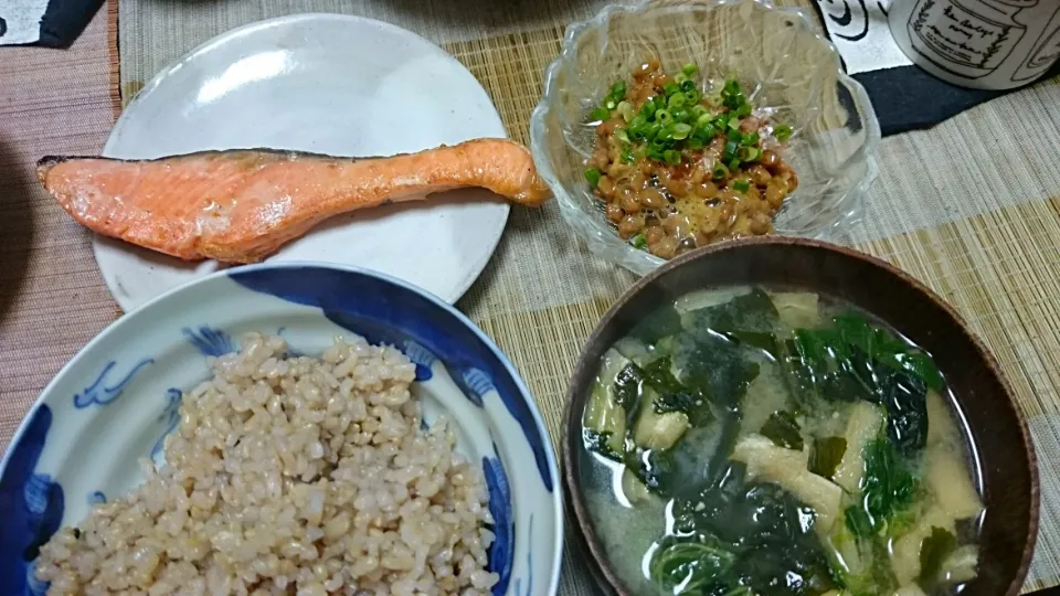 納豆＆塩鮭＆摘み菜とわかめの味噌汁|まぐろさん