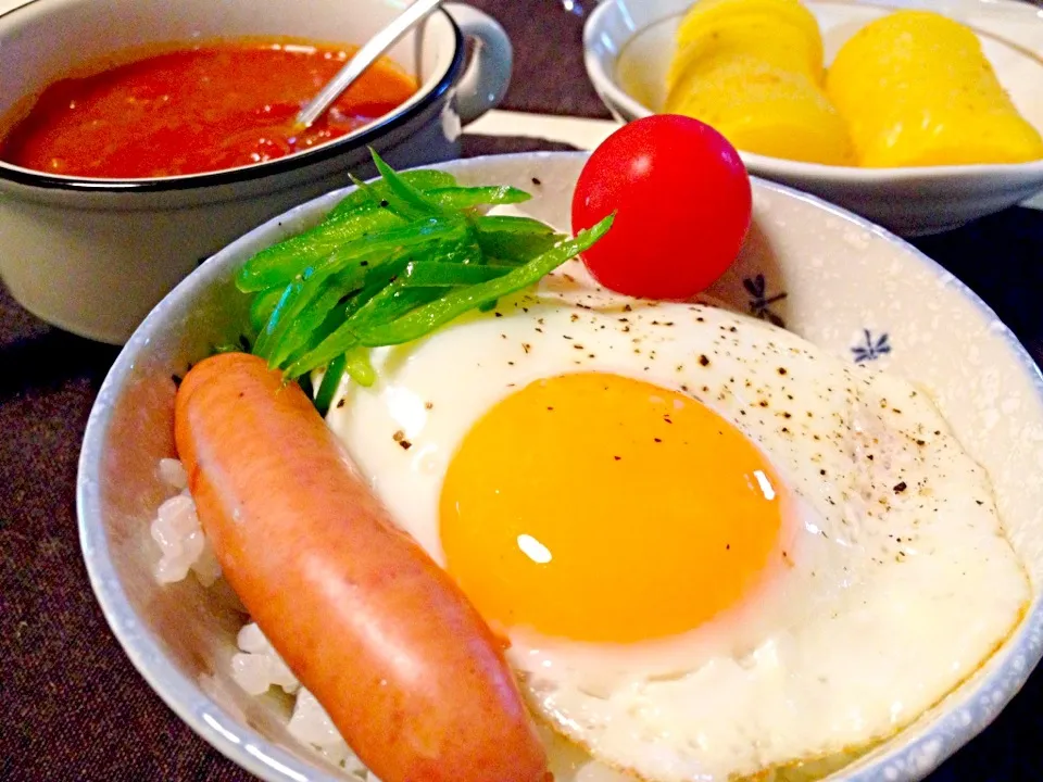 朝ごはん＊目玉焼きとウインナー、食べるトマトスープ|ひかるんさん