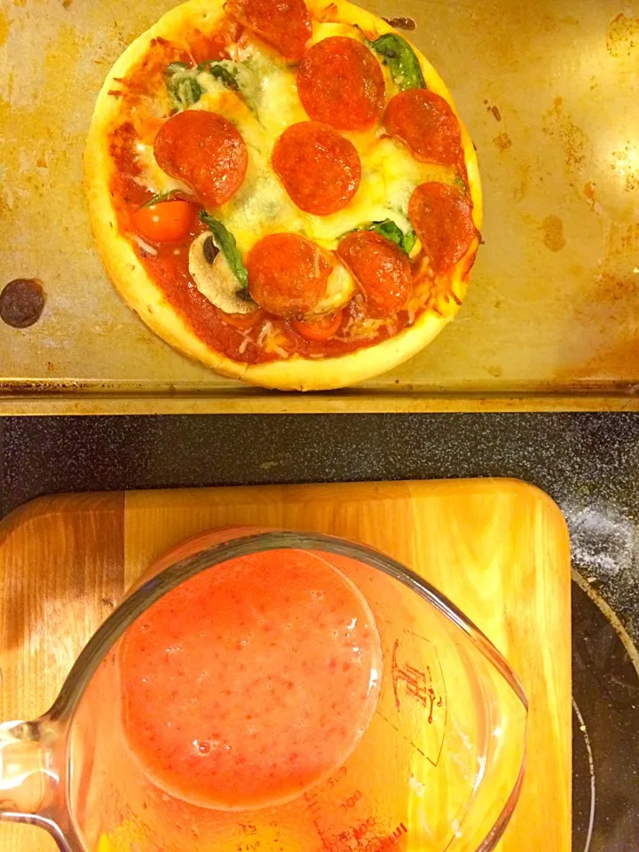 Spinach, tomato, mushroom, and pepperoni pizza and strawberry/orange juice smoothie|Chanoah Warrenさん