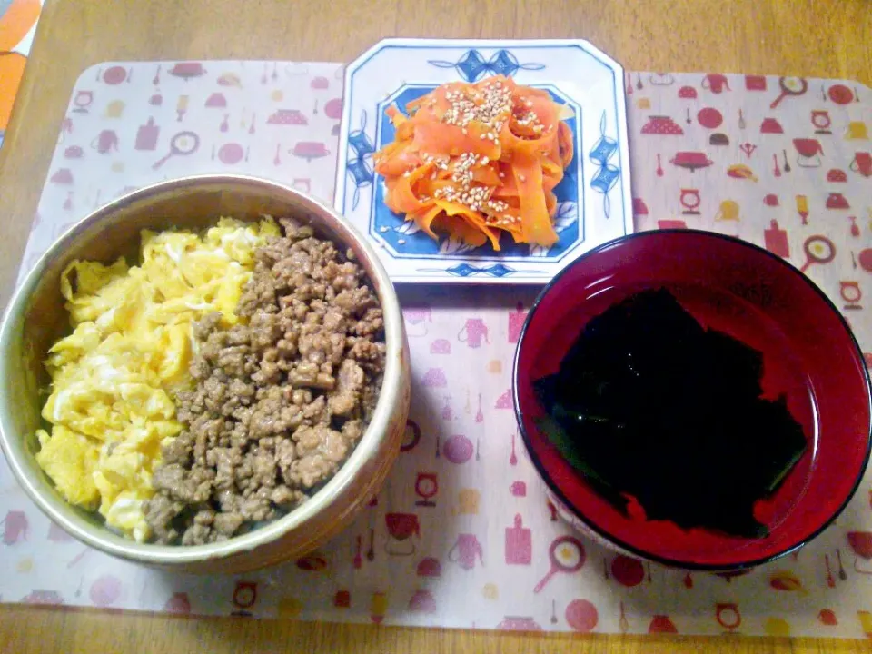 10月20日 そぼろ丼 にんじんのきんぴら わかめのお吸い物|いもこ。さん