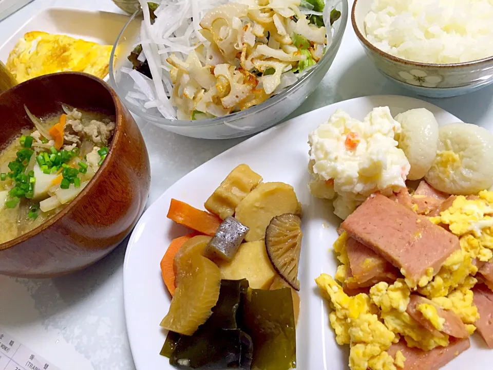 レンコンチップと大根のサラダ。野菜のお煮物⭐️、ポテトサラダ💓、たまごチャンプルー💗、豚汁⭐️、卵焼き〜|湊叶ママさん