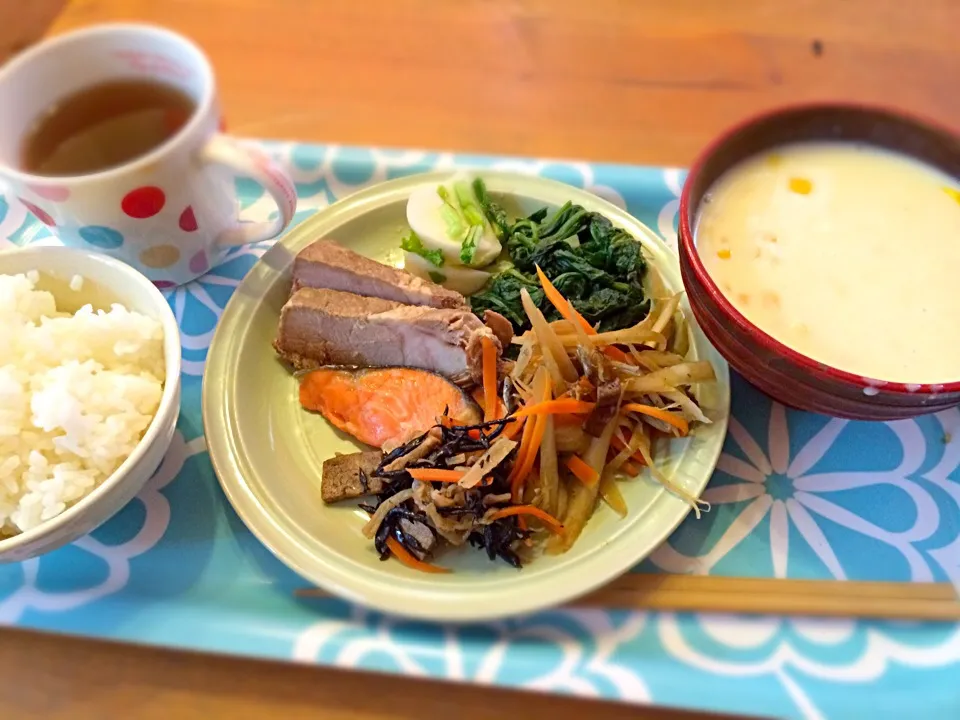 今日の一人お昼。焼き鮭、煮豚、蕪の塩レモン浅漬け、ほうれん草のソテー、きんぴら、ひじき、コーンポタージュ。|ayacoさん