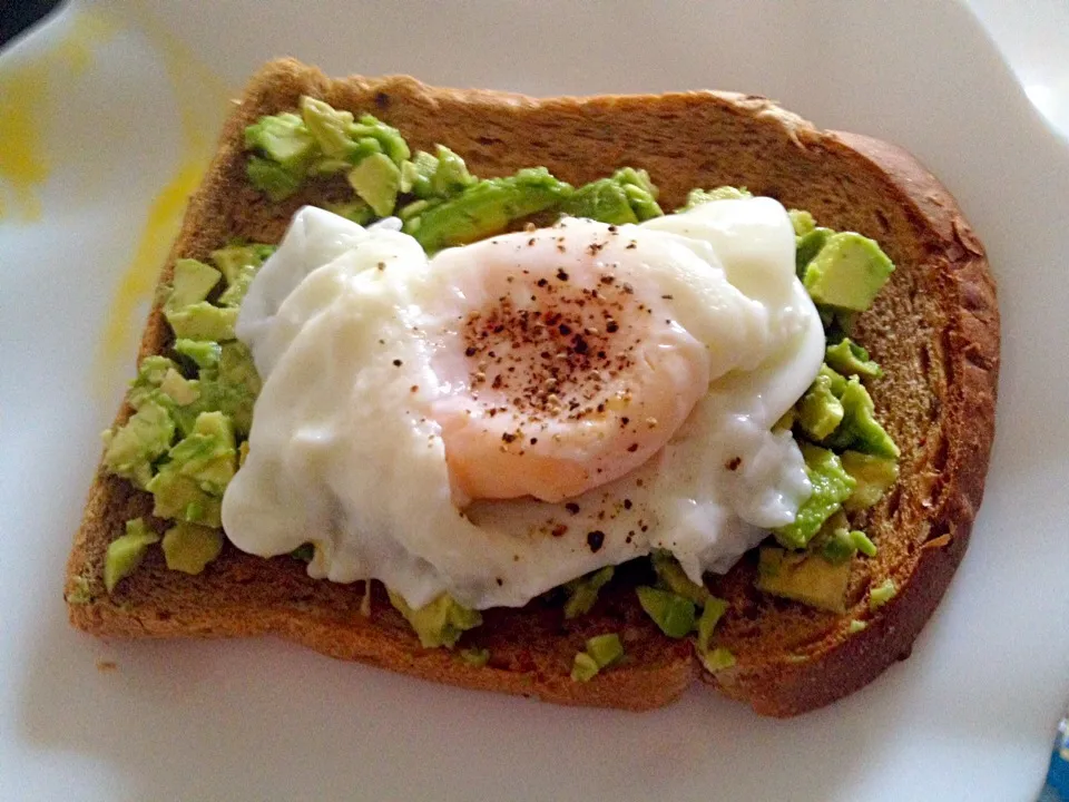 Snapdishの料理写真:Avocado Poached Egg Rye Bread|Josie Yipさん