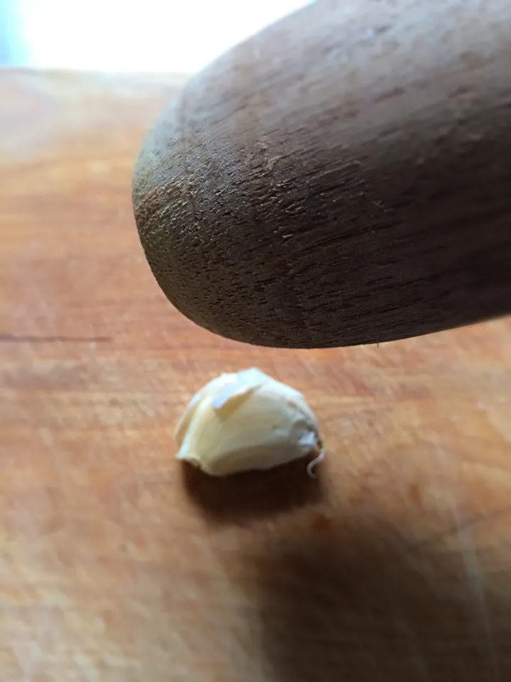 How to peel the garlic|Buppha Wittさん