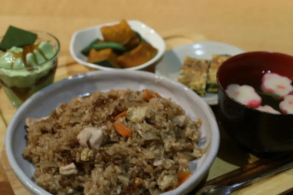 Snapdishの料理写真:モリモリ食べよう！鶏五目ご飯 ( ๑>ω•́ )۶|マカロンさん