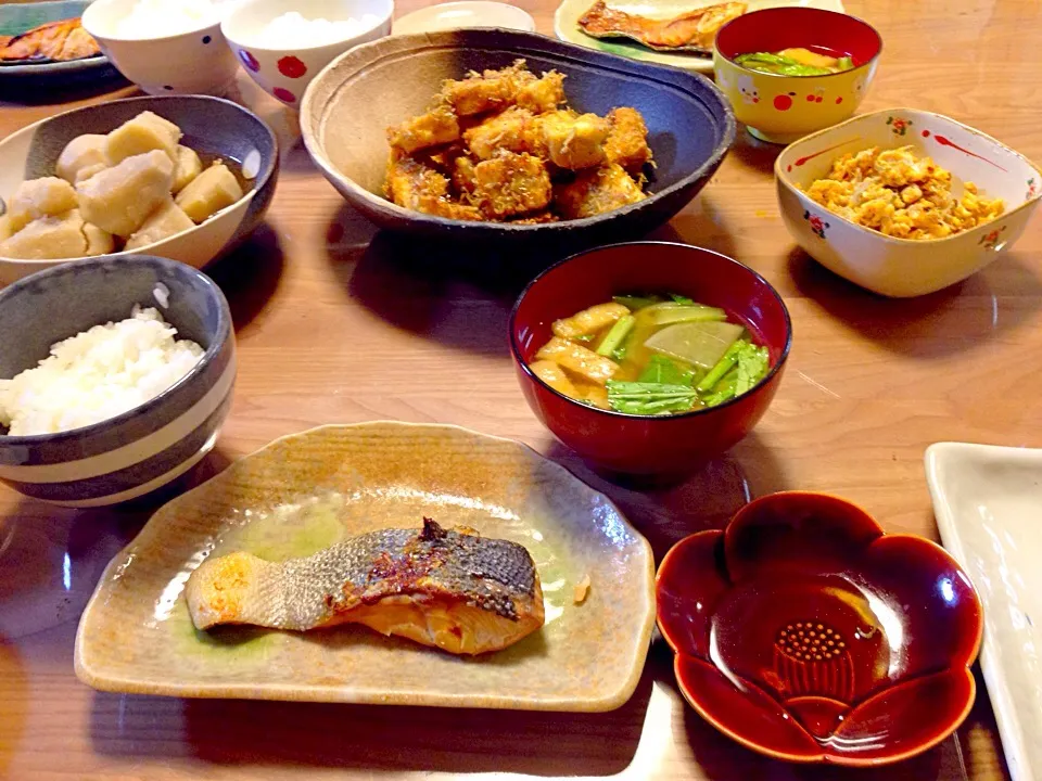 塩鮭、おかかとじゃこのお豆腐揚げ、えび芋の煮物、炒り卵、大根葉のお味噌汁|Fumieさん