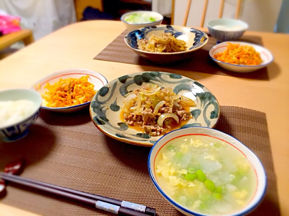 豚コマと玉ねぎの胡麻炒め、にんじんしりしり、生姜たっぷり大根と枝豆とふわふわ卵スープ|ひろみさん