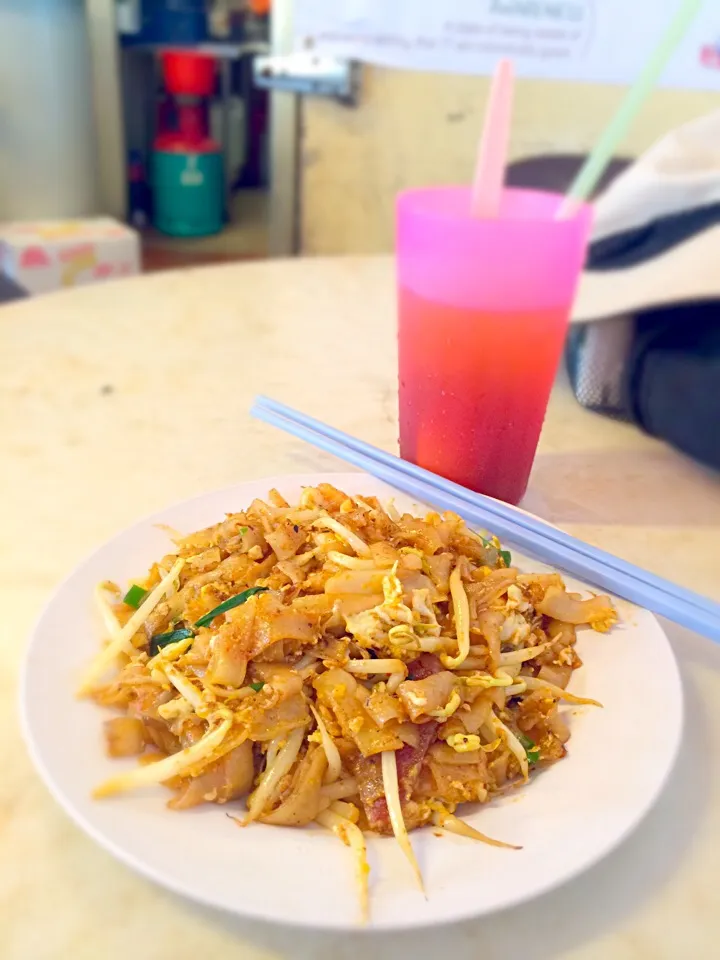 Snapdishの料理写真:Char Kuay Teow with Teh Oh Ice, somewhere in Georgetown, MY>>> RM 3.8 only(excluding Teh Oh Ice).|Chalinee Kalyanamitraさん