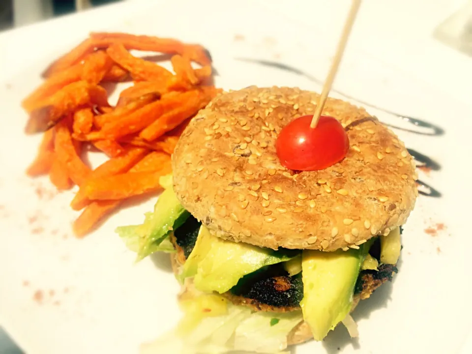 Oat & Bean Avocado Burger with butternut chips|Sergio Lacuevaさん