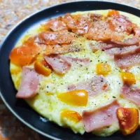 Smoke salmon and ham pizza|Vrebelさん