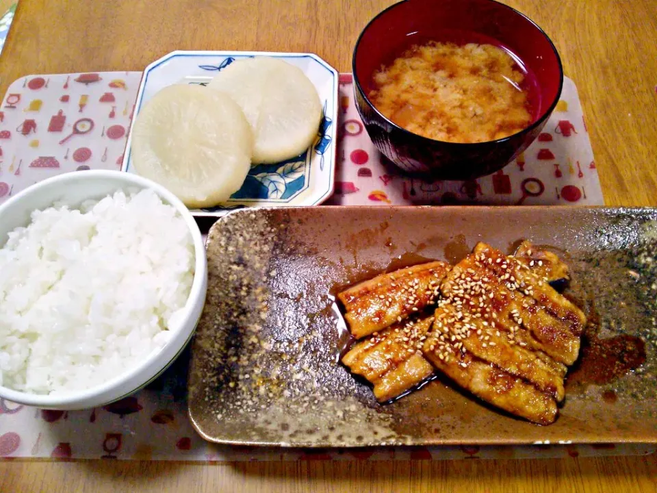 Snapdishの料理写真:10月２１日 さんまの蒲焼き ふろふき大根 玉ねぎのお味噌汁|いもこ。さん