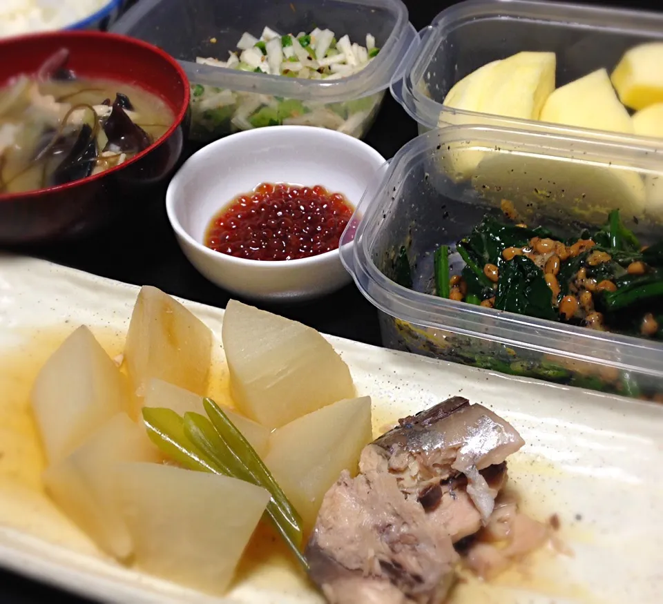 宿ぐらしの晩ごはん 大根と鯖缶の煮物 ほうれん草の納豆和え イクラ醤油漬け 大根の塩胡椒おかかふりかけ揉み 味噌汁|ぽんたさん