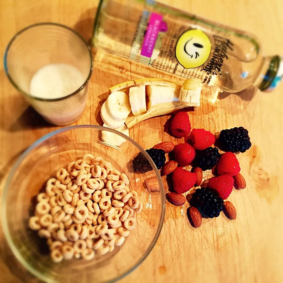 Cheerios with mixed berries, almonds, banana and almond milk|victoria valerioさん