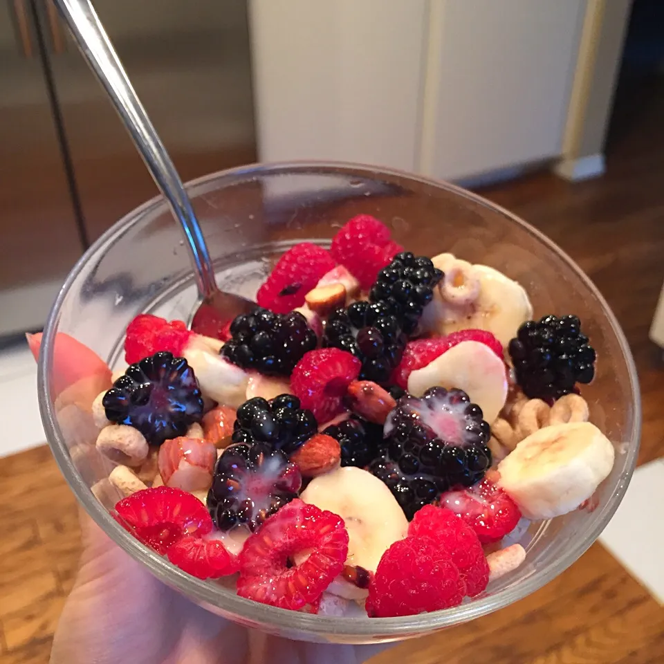 Cheerios with mixed berries, almonds, banana and almond milk|victoria valerioさん