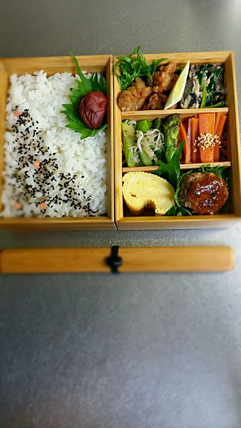 Snapdishの料理写真:《金曜日のお弁当》🍱

・アスパラしらすマキシマム炒め
・鶏の唐揚げ
・ニラ、ニシン燻製オイル漬炒め
・人参のきんぴら
・ハンバーグ
・だし巻き玉子

行ってらっしゃい～♡|藤田 まり子さん