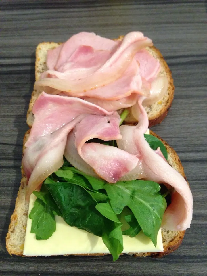 Bread, cheese,baby spinach, rockets & bacon|Julianne Ovieさん