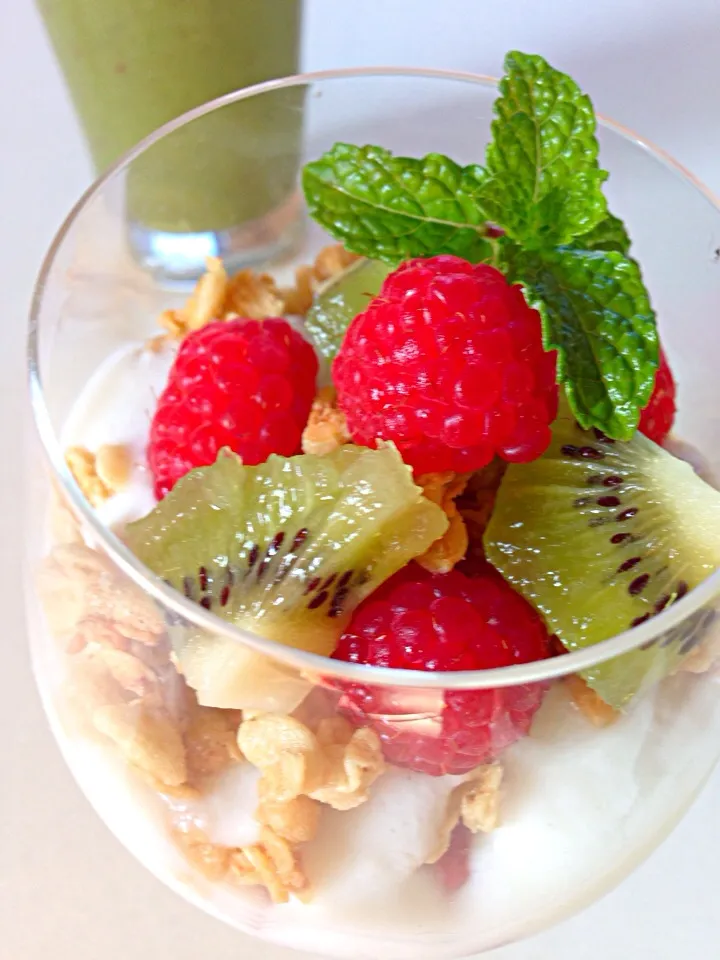 Snapdishの料理写真:granola yoghurt💚|viviさん