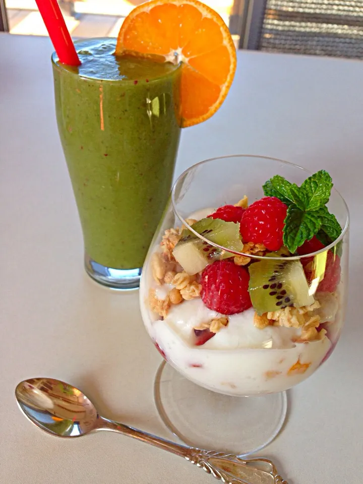 Green smoothie &granola yoghurt💚|viviさん