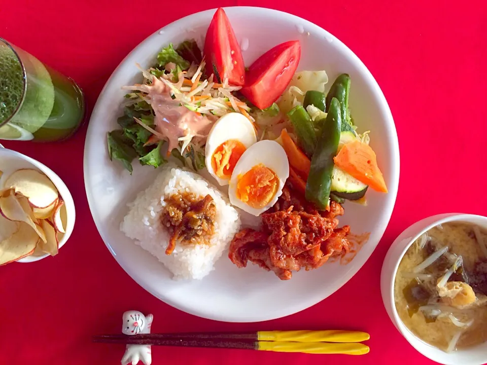 朝ごはんは勝負飯^o^たっぷり野菜達ワンプレート^_^ヤーコンと人参ズッキーニの千切りサラダオーロラソース、キャベツとピーマン人参ズッキーニのハーブソルトソテー、ポークチャップ、三升漬けのせごはん、もやしと揚げとワカメの味噌汁、ドライアップルヨーグルト、青汁^_−☆バランス良し（笑）|はみちゃんさん