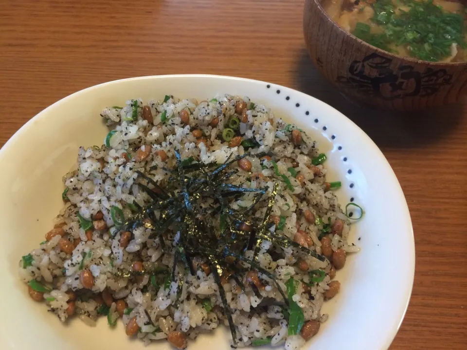 恭子さんの料理 味覇で♡黒ごま納豆炒飯♪うまうまーーー（≧∇≦）|かまさん