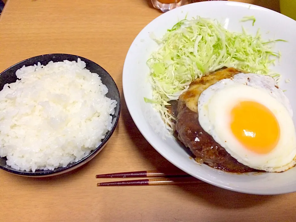 Snapdishの料理写真:学生メシ16！巨大チーズハンバーグ目玉焼きトッピング！＆どんぶりご飯！|正垣克敏さん